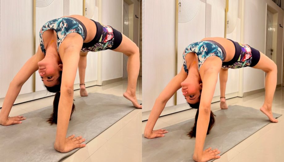 Monalisa Recreates Kareena Kapoor Khan's Iconic Chakrasana Yoga Pose, Fans Loved It! 899961