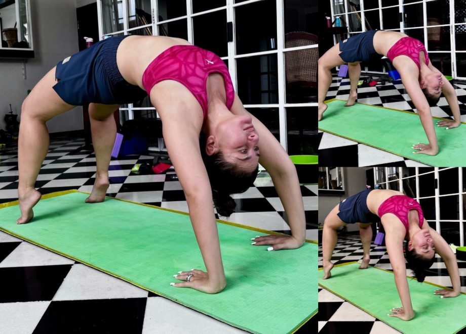 Monalisa Recreates Kareena Kapoor Khan's Iconic Chakrasana Yoga Pose, Fans Loved It! 899960