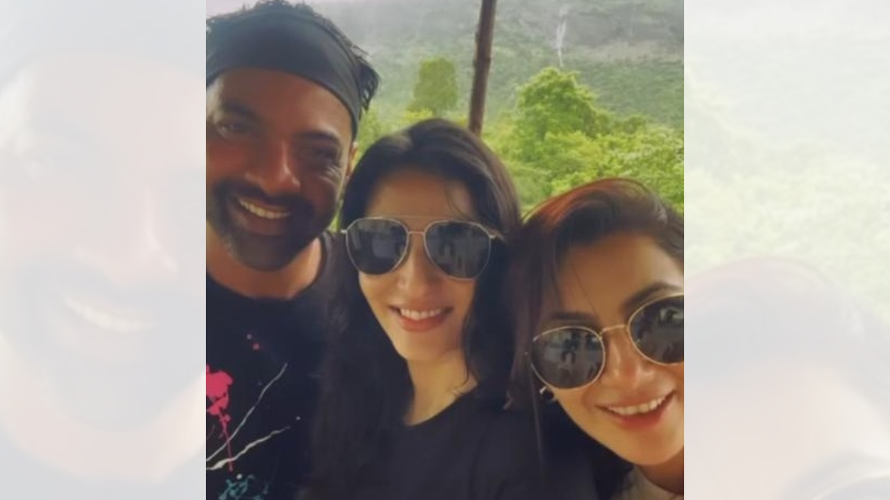 Ashlesha Savant Misses Working With Kumkum Bhagya Actors Sriti Jha & Shabir Ahluwalia, See Throwback Picture 908616