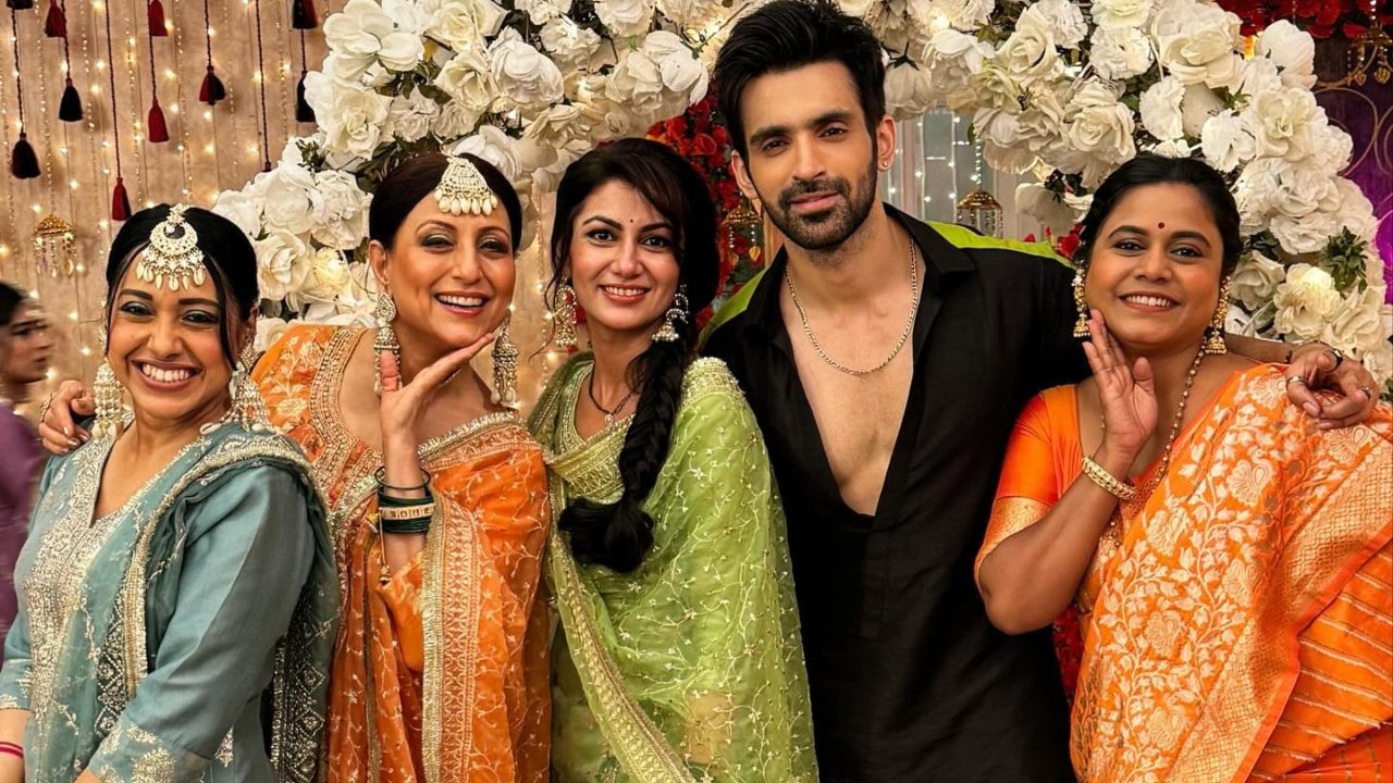 Kaise Mujhe Tum Mil Gaye Actor Arjit Taneja Poses With Female Cast Members From The Show 909477