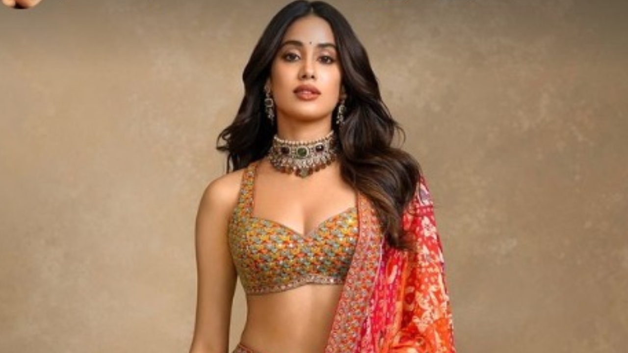 [Photos] A Closer Look At Janhvi Kapoor's Lehenga With A Bustier Blouse 905021