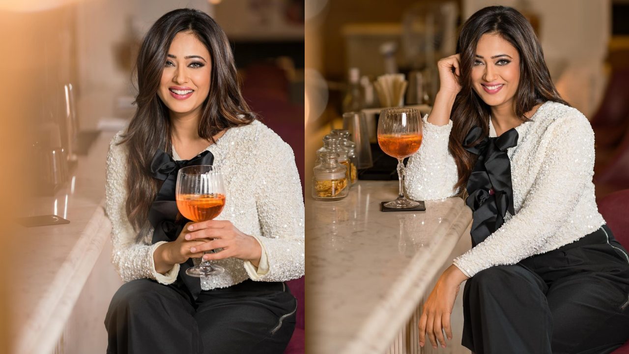 A Glass Full Of Wine Doesn't Look Interesting In Front Of Shweta Tiwari's Sizzling Look 911106