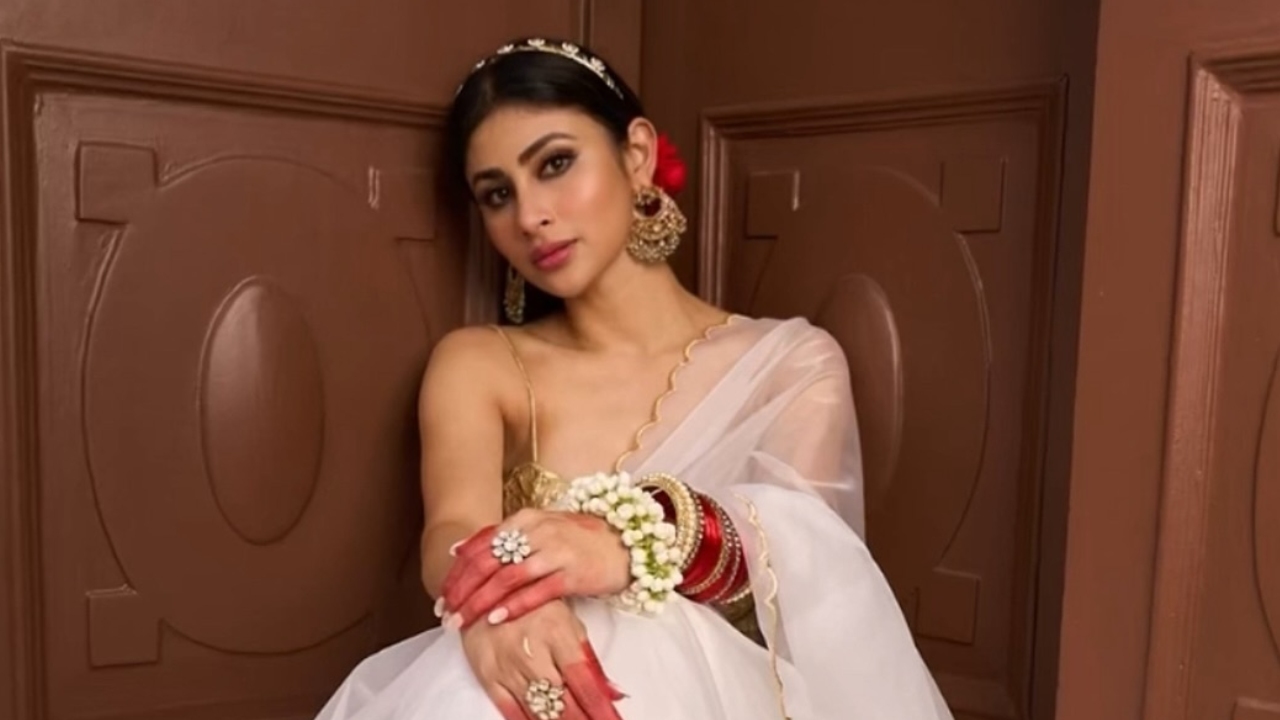 Mouni Roy Stuns in Traditional Bengali Saree Look- Exudes Elegance on Instagram 915884