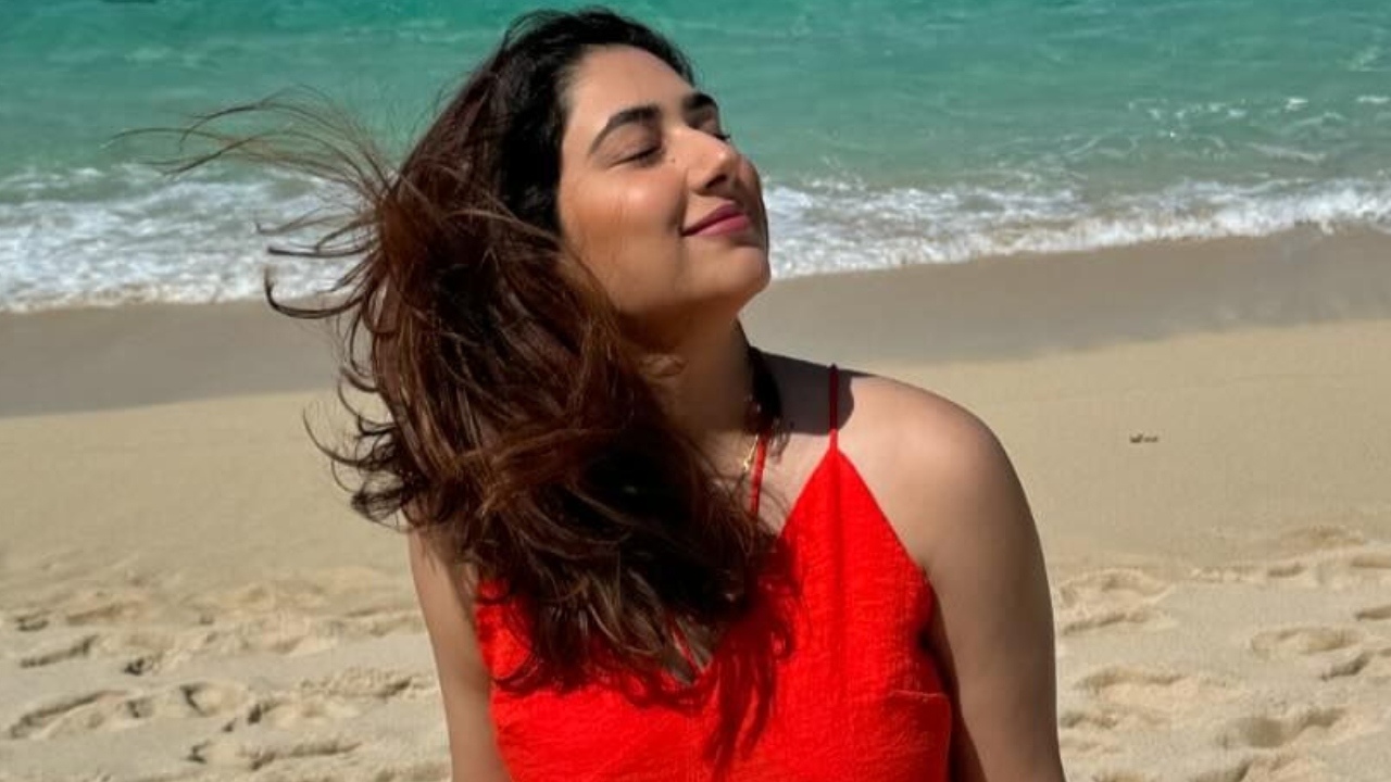 [Photos] Disha Parmar Enjoys Her Fun-Filled Beach Vacation In Mauritius 915725