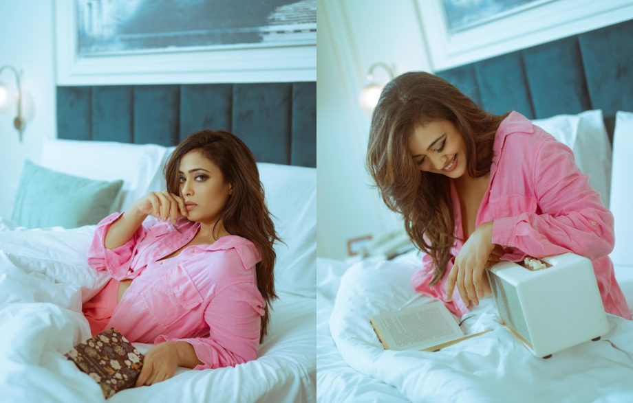 Shweta Tiwari Breaks Stereotypes In Sizzling Bed Photoshoot, Social Media On Fire 916874