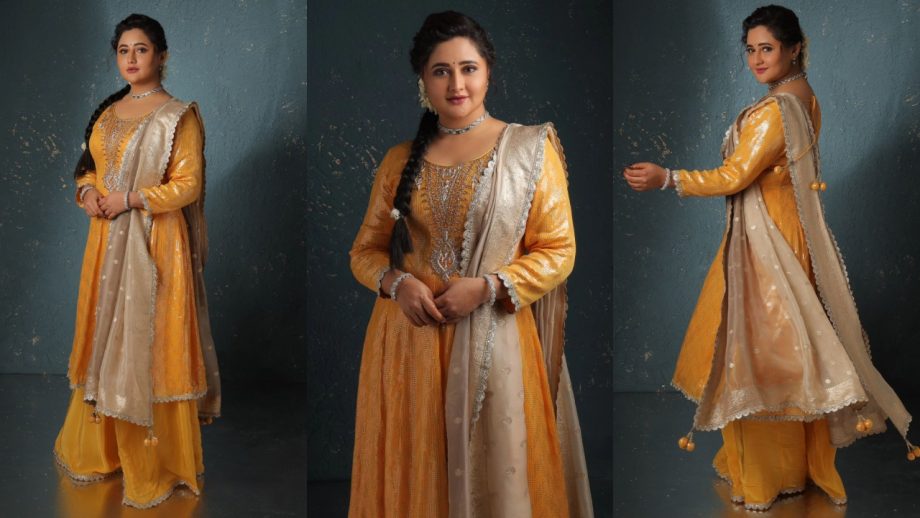 TV Divas Divyanka Tripathi and Rashmi Desai Slay in Elegant Ethnic Ensembles 919421