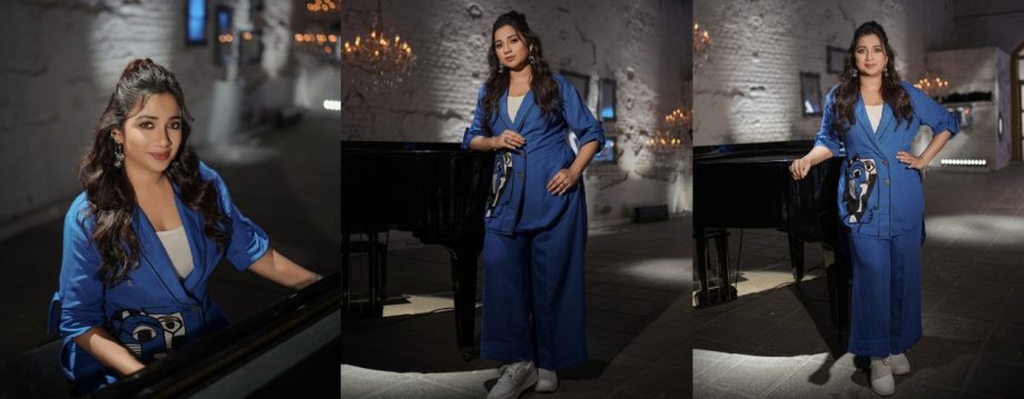 Coat Clash: Shreya Ghoshal's Cool Blue Meets Dhvani Bhanushali's Fiery Red on the Fashion Front 923559