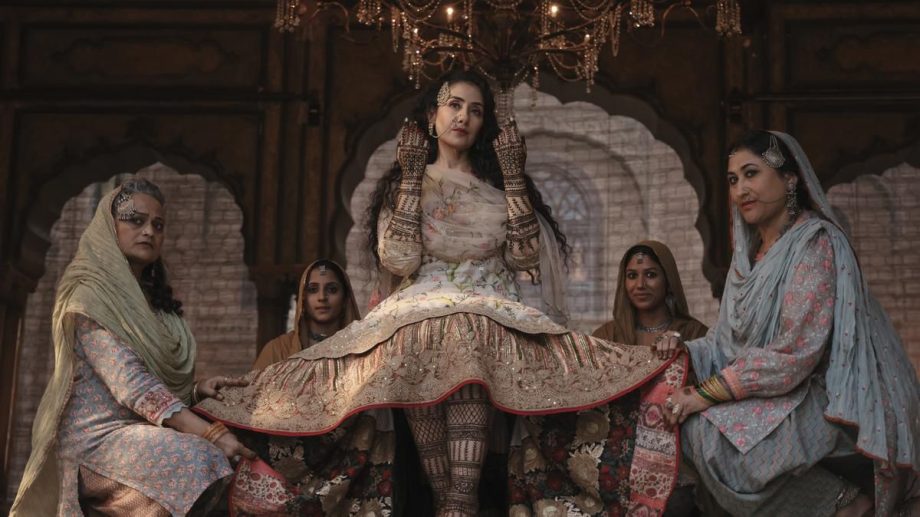 Let's look at the outfits inspired by Sanjay Leela Bhansali’s Heeramandi for this Diwali! 923887