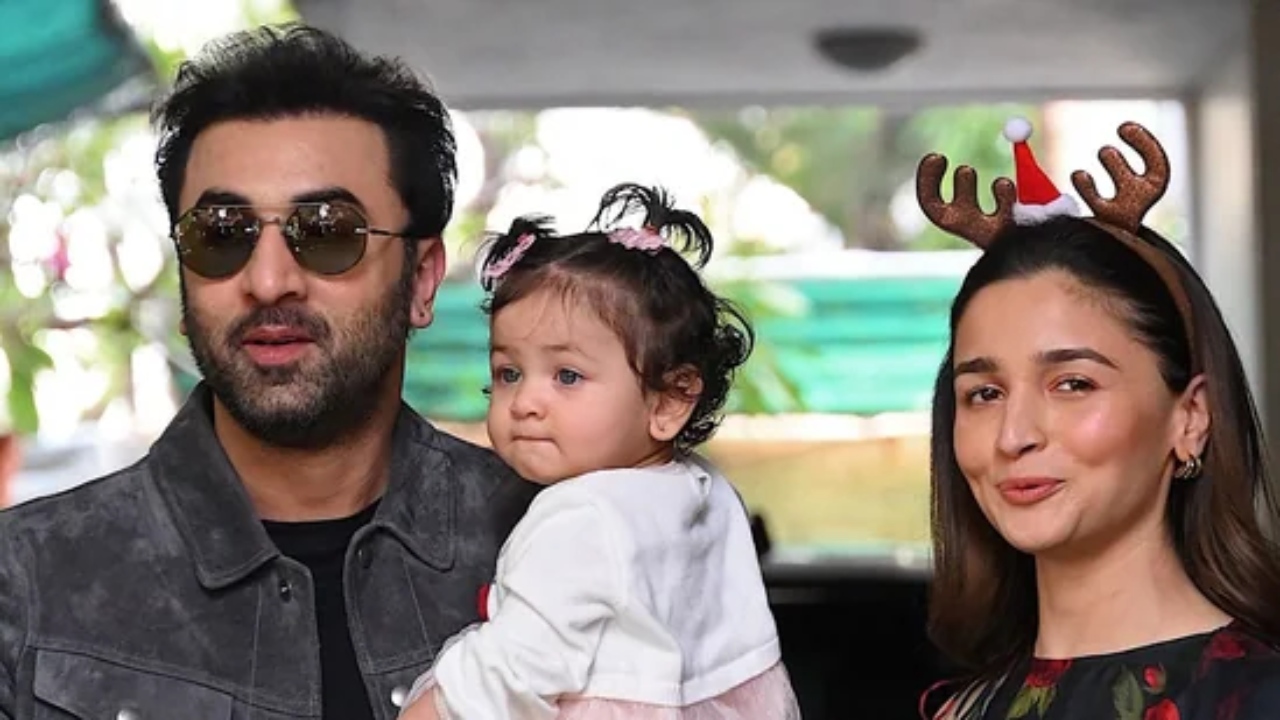 Ranbir Kapoor angry at paps as they block Alia Bhatt's way 923516