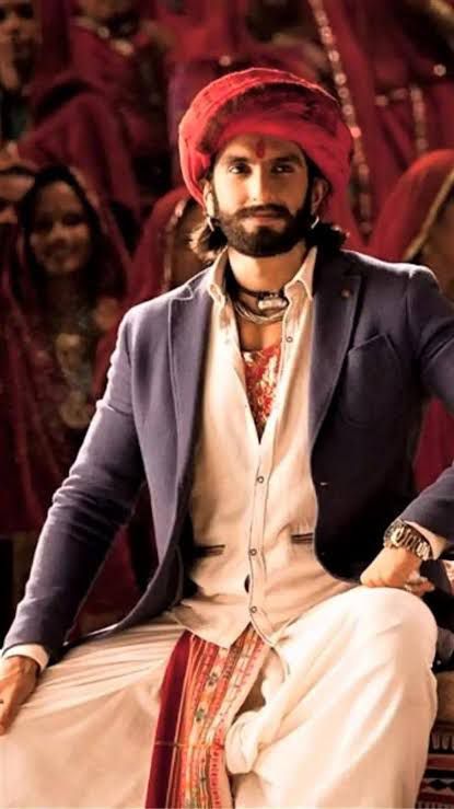 This Navratri, Get Inspired by Powerhouse Ranveer Singh’s Vibrant & Iconic Fashionable Looks from 'Ram-Leela' 920786