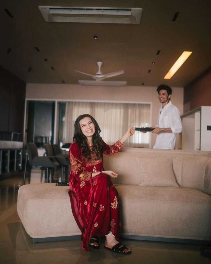 Darshan Raval moves into new house with wife, Dharal Surelia; shares candid images 934195