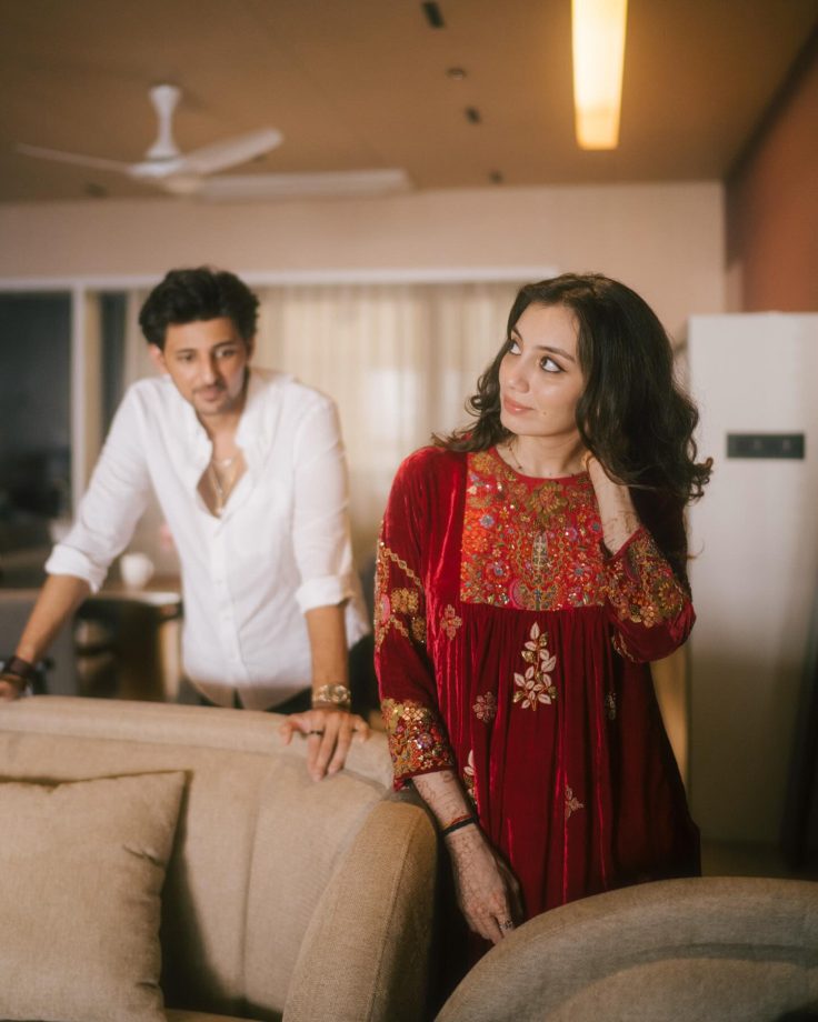 Darshan Raval moves into new house with wife, Dharal Surelia; shares candid images 934197