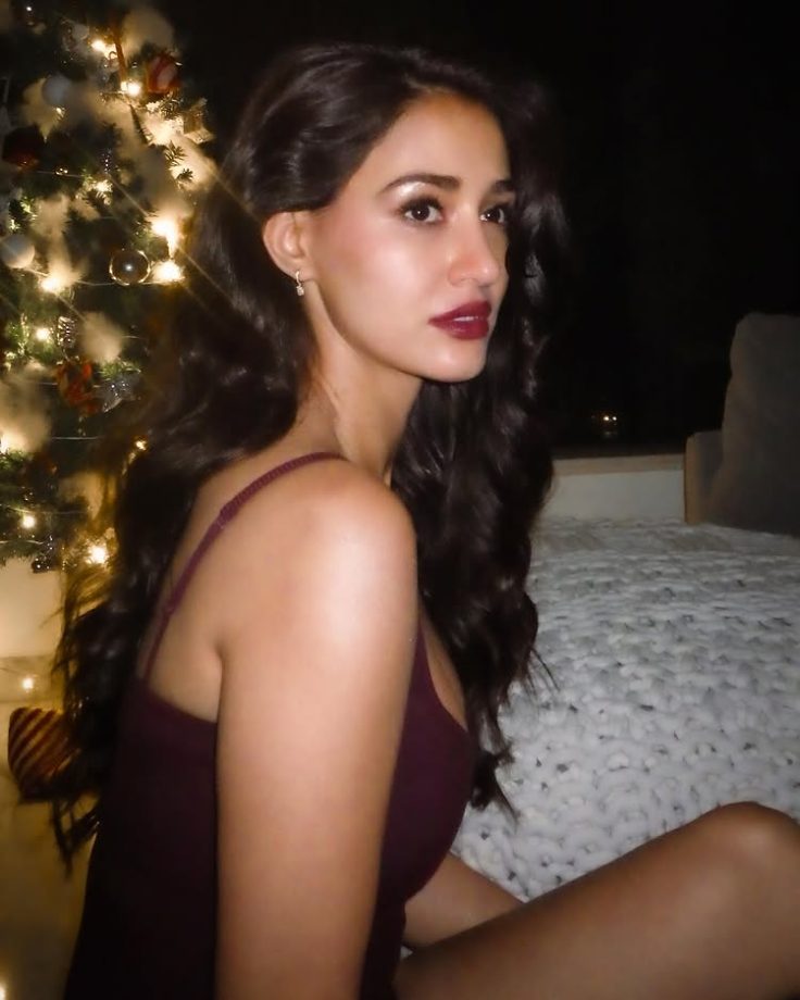 Disha Patani Shines Sizzling in a Maroon Bodycon Dress 934054