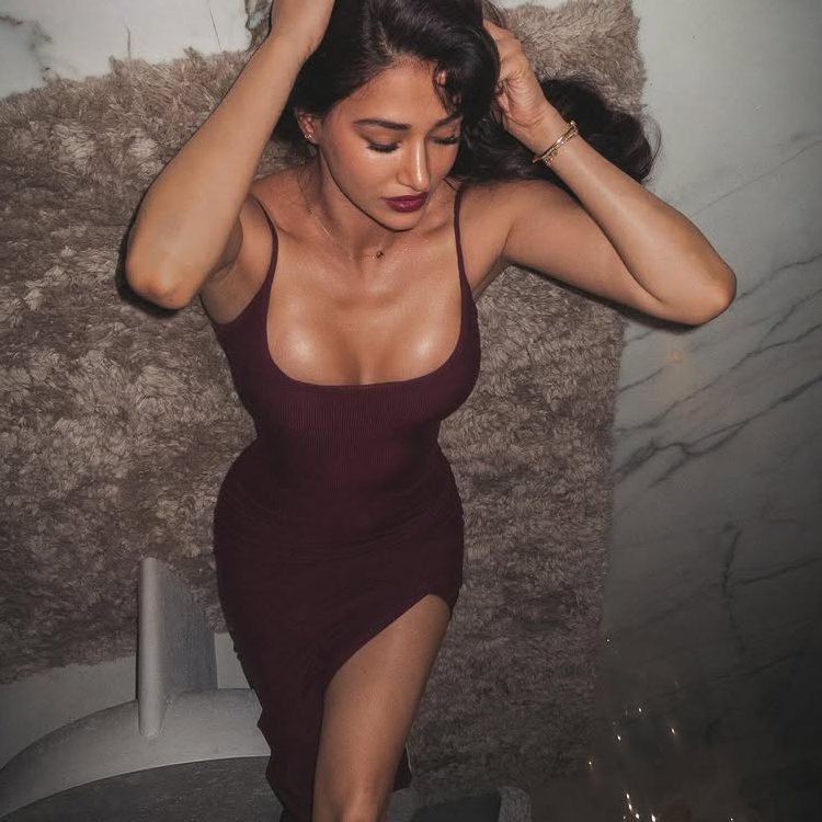 Disha Patani Shines Sizzling in a Maroon Bodycon Dress 934056