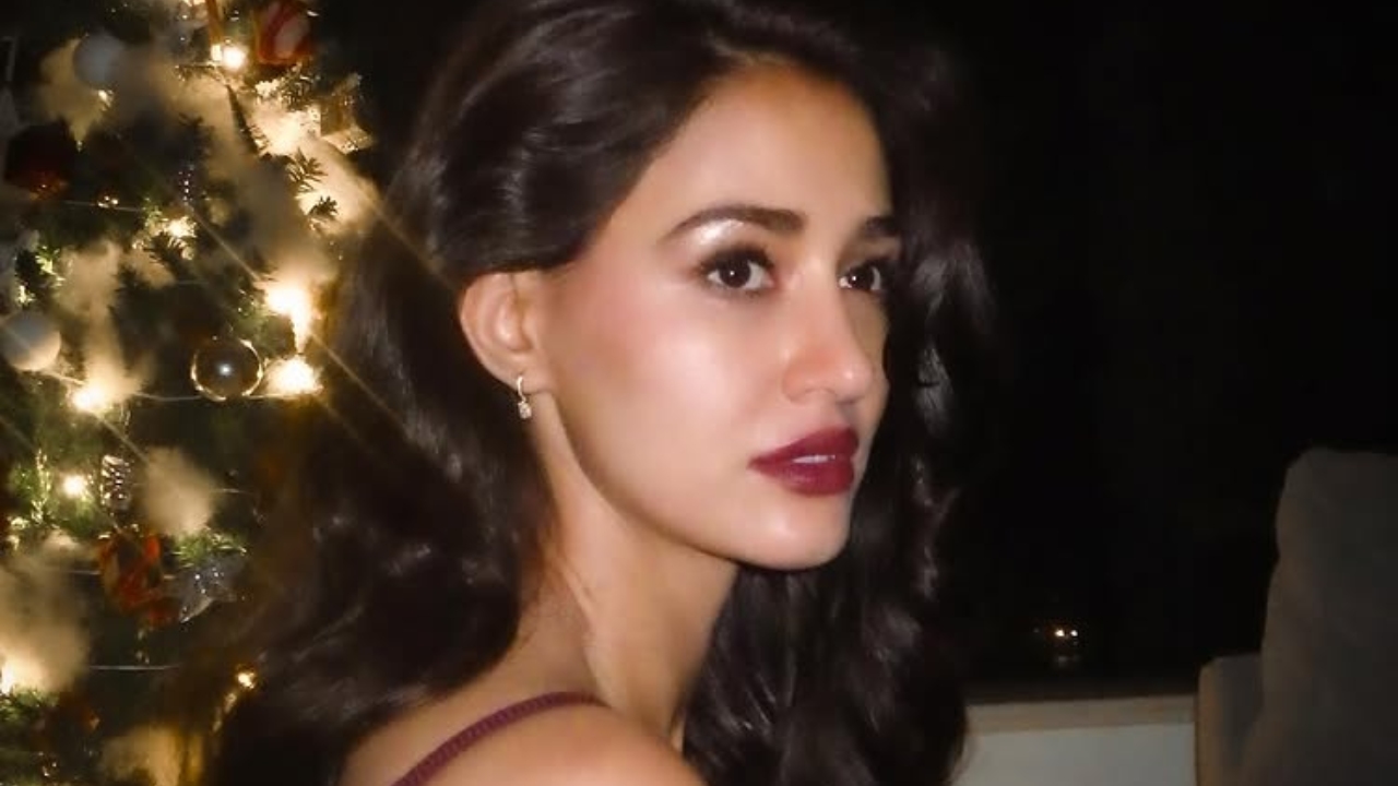 Disha Patani Shines Sizzling in a Maroon Bodycon Dress 934049