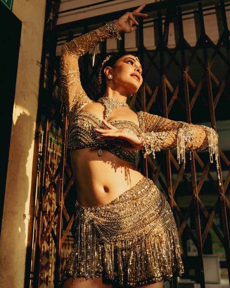 Jacqueline Fernandez Highlights Her Curves In Traditional Two-Piece Ensemble 934352