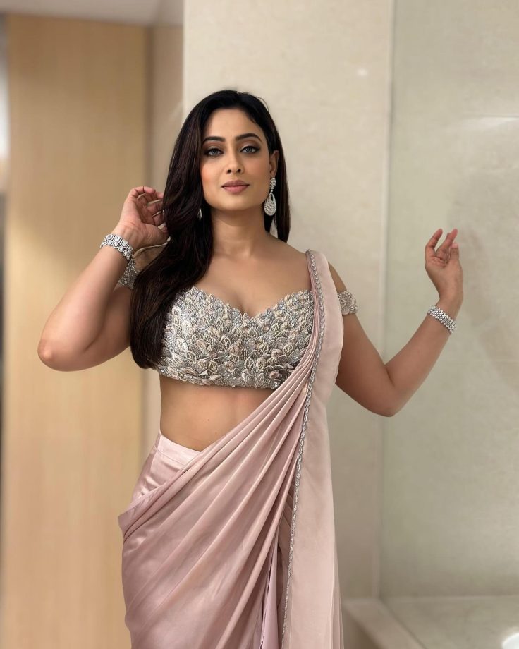 Shweta Tiwari Sets the Bar High with Her Jaw-Dropping Saree Looks 934987