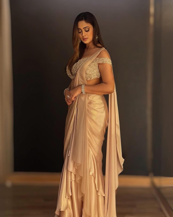 Shweta Tiwari Sets the Bar High with Her Jaw-Dropping Saree Looks 934986