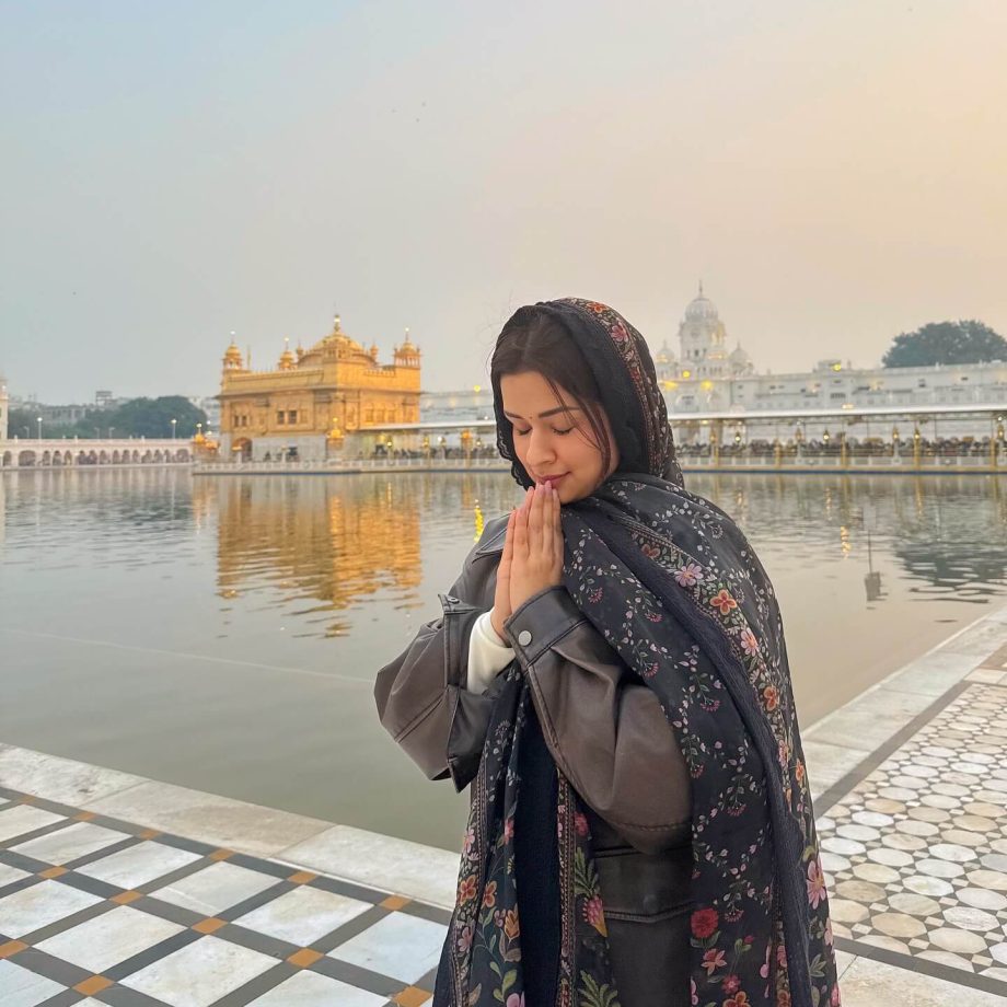 Avneet Kaur Seeks Blessings At Golden Temple As She Resumes Shooting For 'Love In Vietnam' 935979