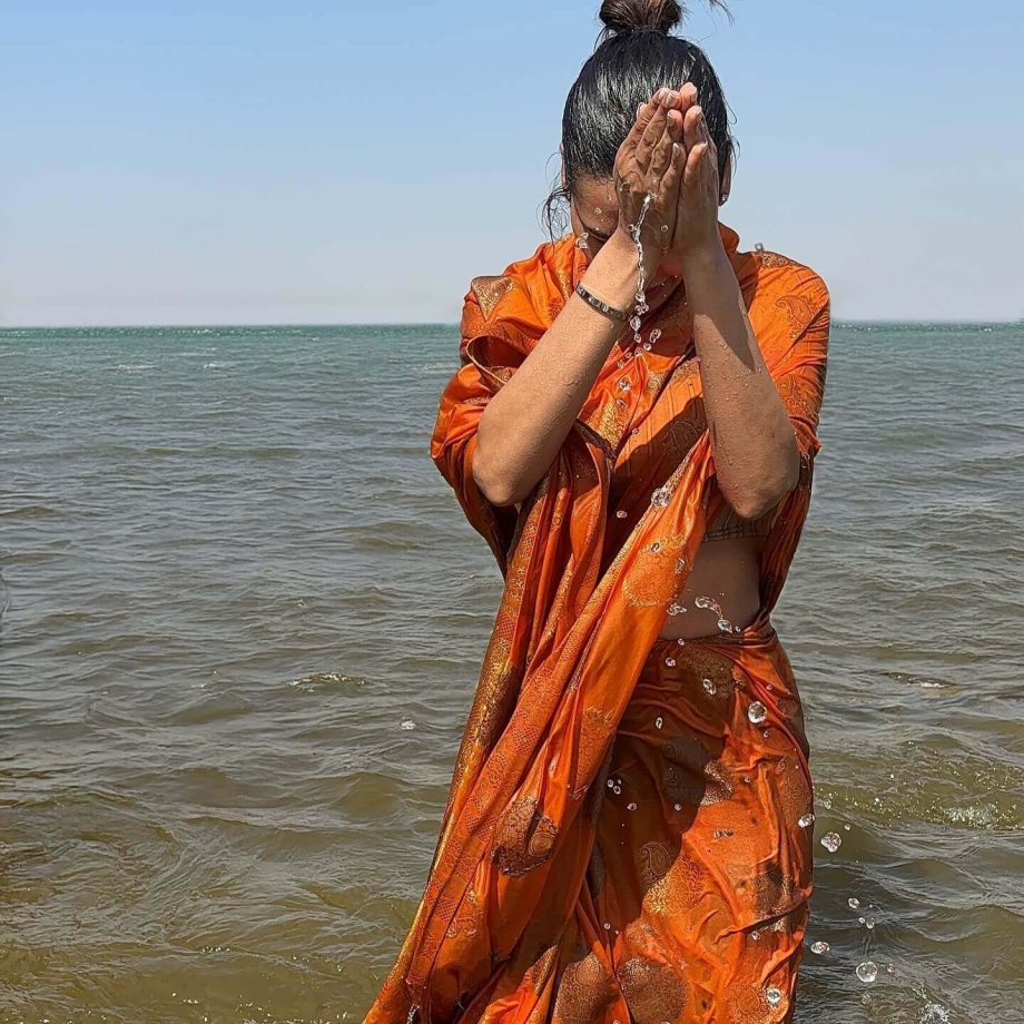 Esha Gupta Soaks In Spiritual Energy Of Mahakumbh – See Her Divine Look 936096