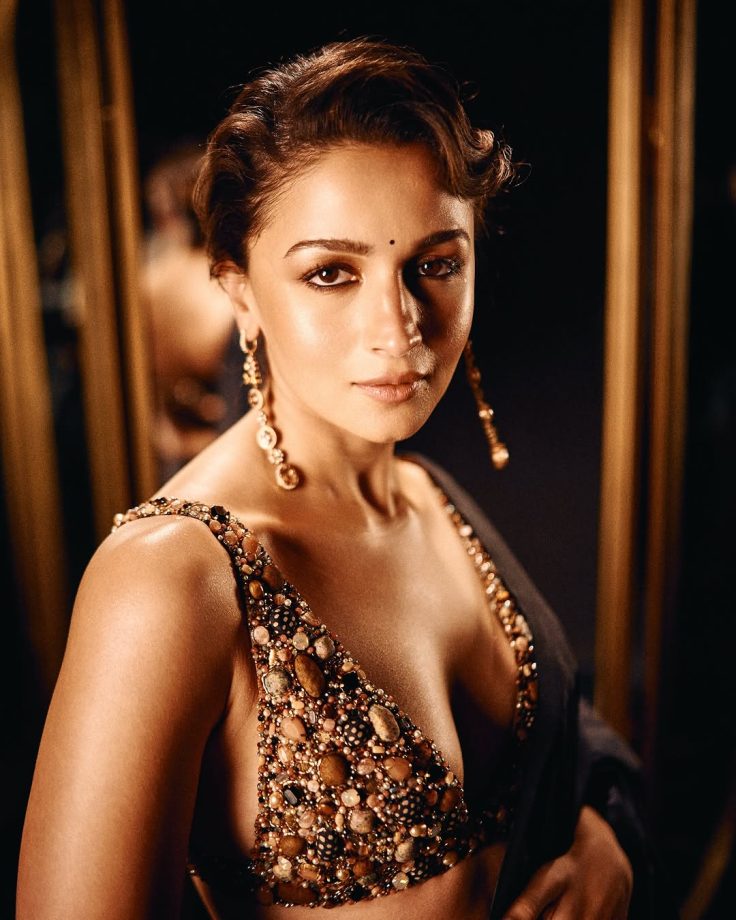 From Saree to Makeup, Alia Bhatt Nails the Golden Glam Look 938010