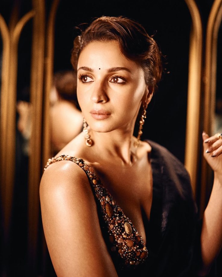 From Saree to Makeup, Alia Bhatt Nails the Golden Glam Look 938012