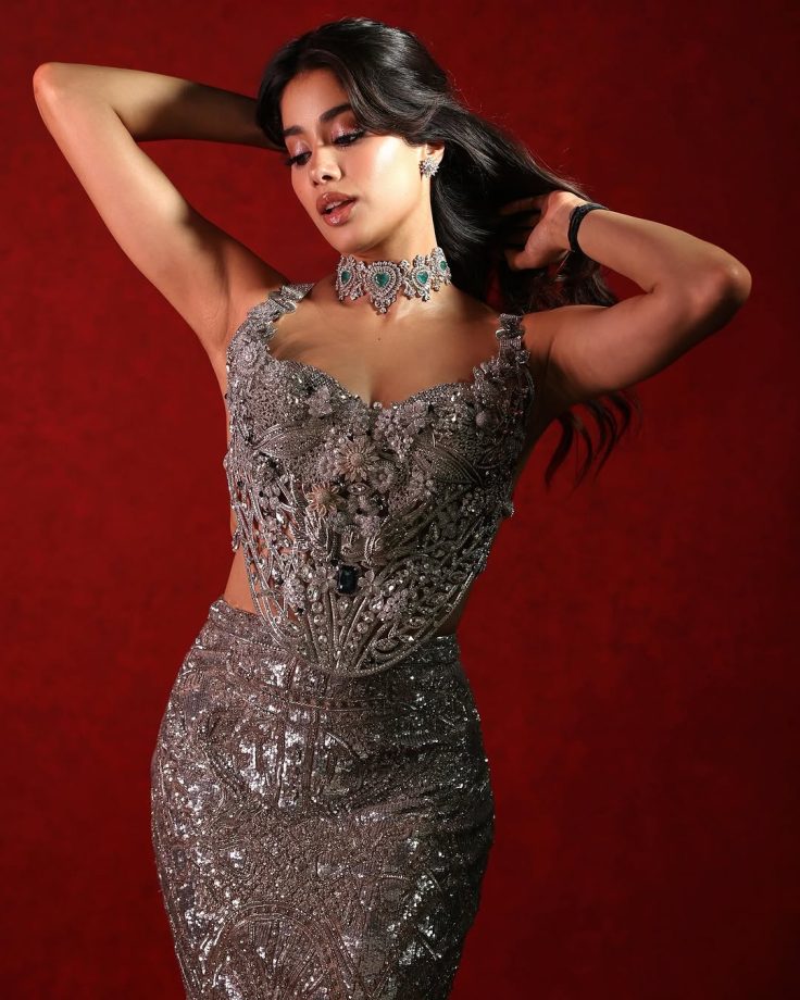 Janhvi Kapoor Shines in Silver 937958