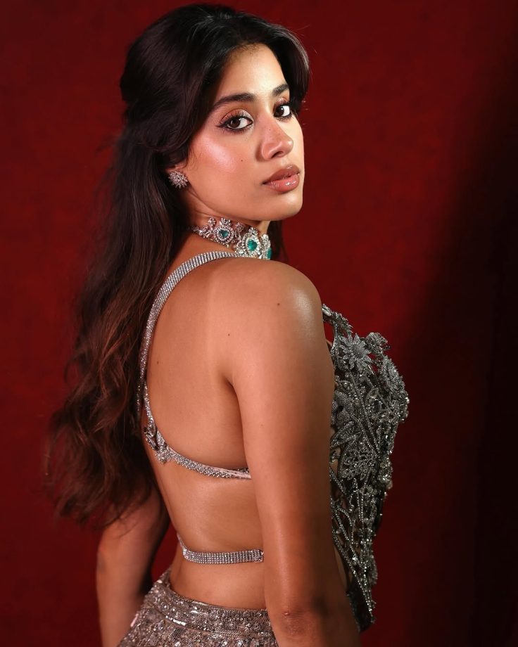 Janhvi Kapoor Shines in Silver 937960