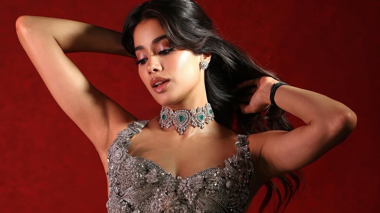 Janhvi Kapoor Shines in Silver 937957