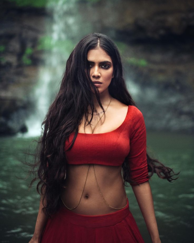 Malavika Mohanan Flaunts Her Sculpted Abs In Desi Look -See Breathtaking Photos 938859