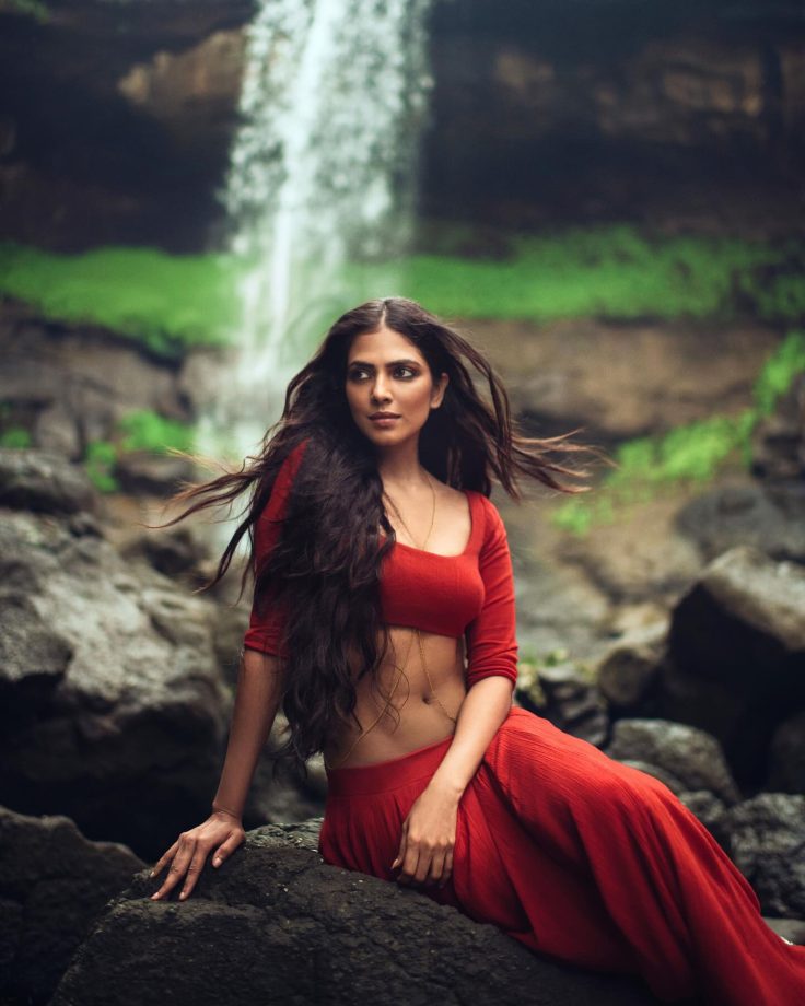 Malavika Mohanan Flaunts Her Sculpted Abs In Desi Look -See Breathtaking Photos 938860