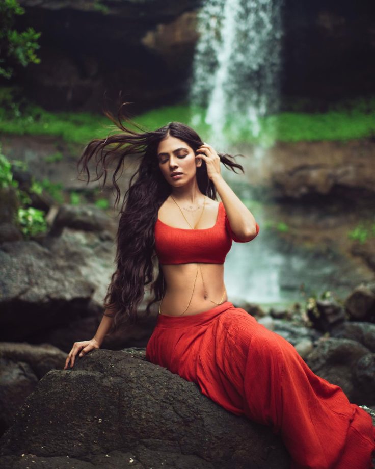 Malavika Mohanan Flaunts Her Sculpted Abs In Desi Look -See Breathtaking Photos 938861