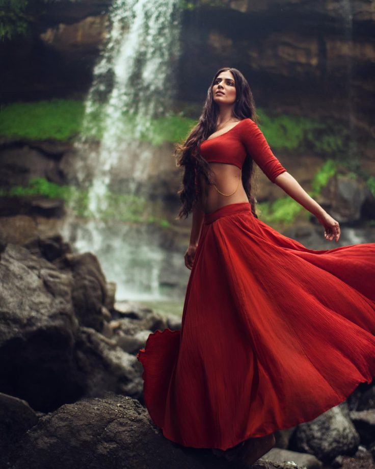 Malavika Mohanan Flaunts Her Sculpted Abs In Desi Look -See Breathtaking Photos 938862