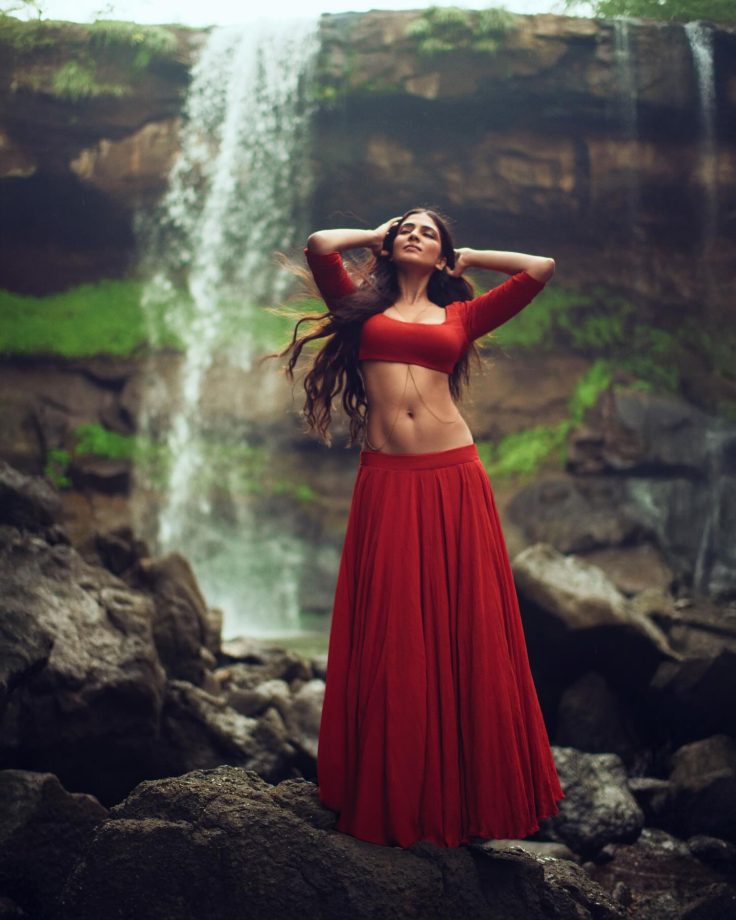 Malavika Mohanan Flaunts Her Sculpted Abs In Desi Look -See Breathtaking Photos 938863