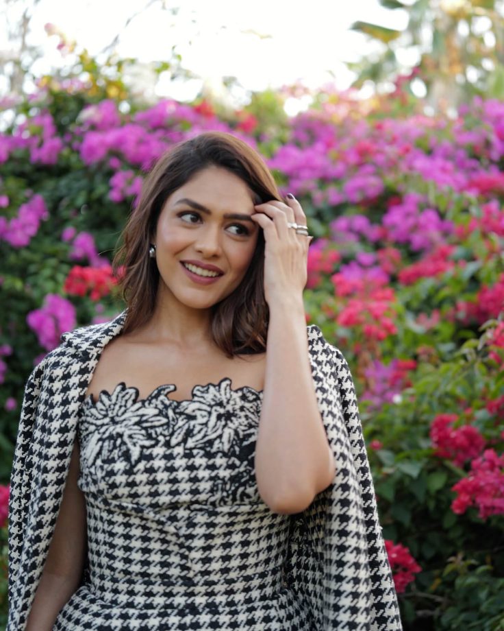 Mrunal Thakur Sets New Fashion Goals In Black-And-White Jumpsuit - See Pics 937203