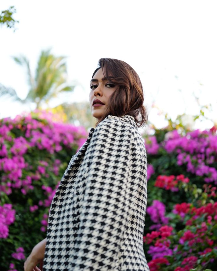 Mrunal Thakur Sets New Fashion Goals In Black-And-White Jumpsuit - See Pics 937202