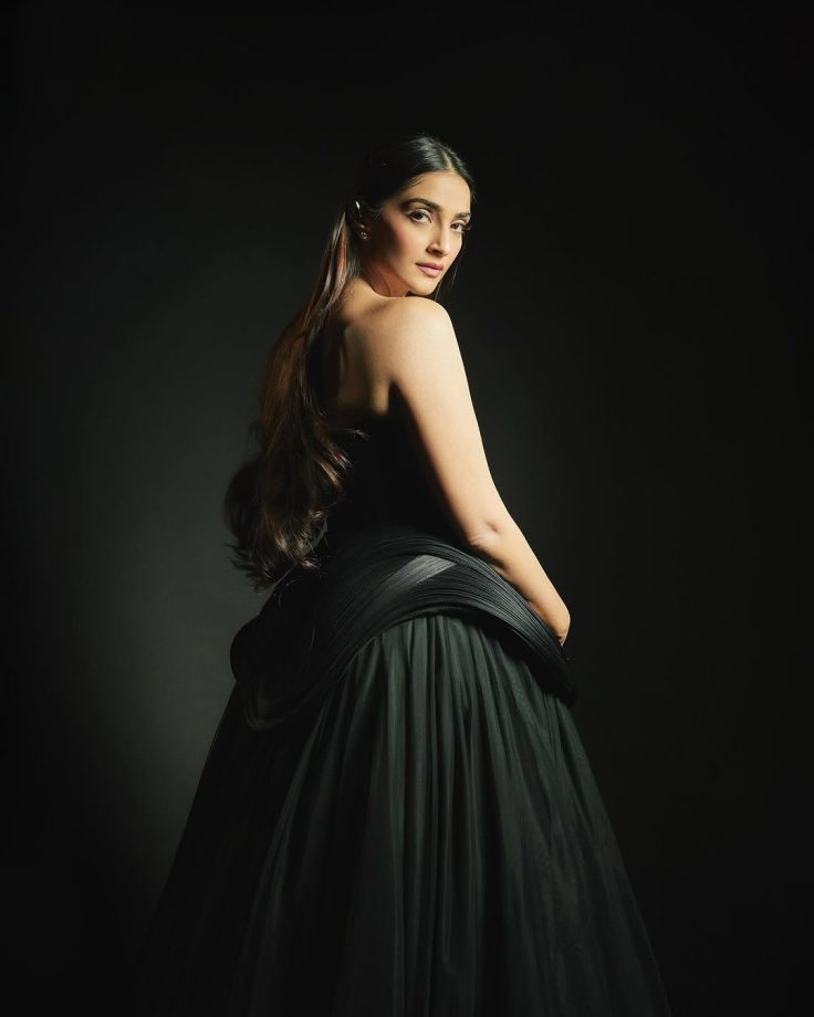 Sonam Kapoor Mesmerizes in Golden Glam 937964