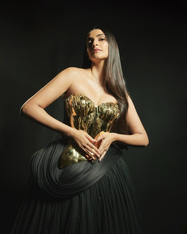 Sonam Kapoor Mesmerizes in Golden Glam 937965