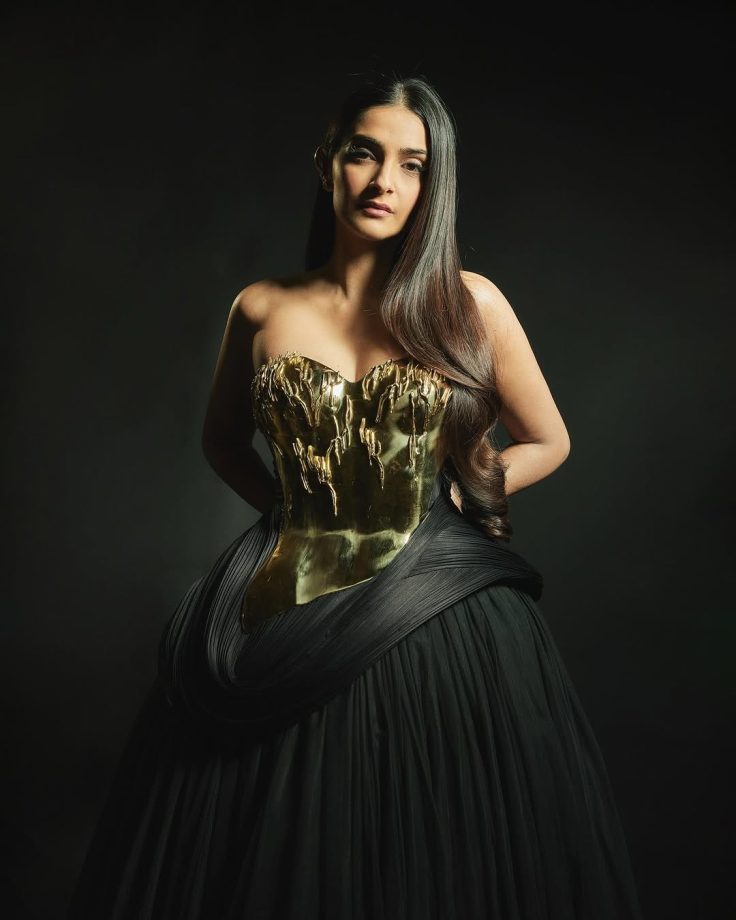 Sonam Kapoor Mesmerizes in Golden Glam 937966