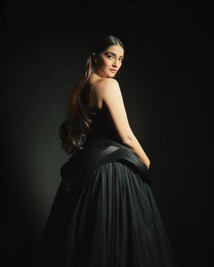 Sonam Kapoor Mesmerizes in Golden Glam 937967