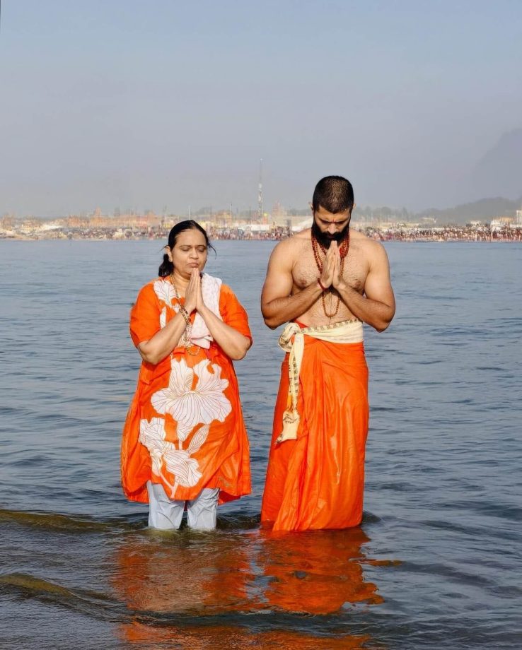 Vijay Deverakonda Takes Holy Dip In Mahakumbh, Poses With Allu Sneha Reddy & Others 937346