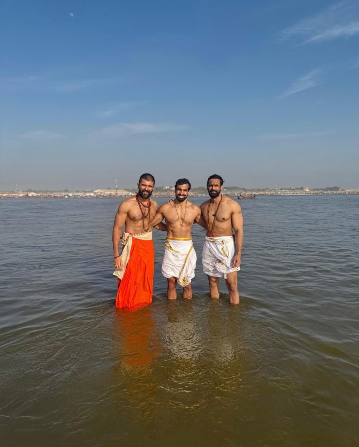 Vijay Deverakonda Takes Holy Dip In Mahakumbh, Poses With Allu Sneha Reddy & Others 937347