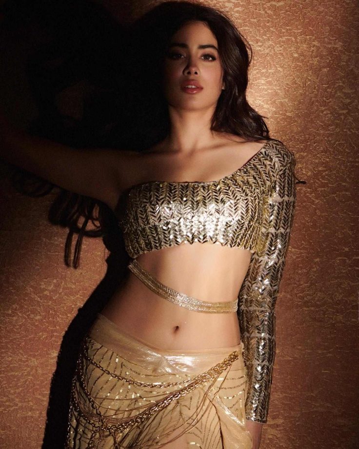 Ananya Panday & Janhvi Kapoor Set The Internet On Fire, Flaunting Their Sizzling Midriff 940267