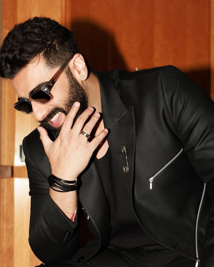 Arjun Kapoor's All-Black Rockstar Look is Pure Desi Swag! 941592