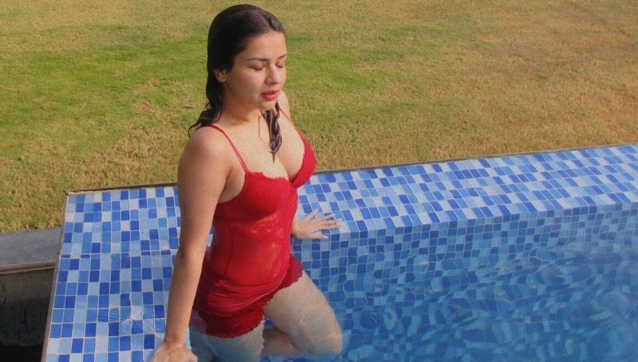 Avneet Kaur To Ashi Singh: Young Divas Turning Up The Heat In Bold Poolside Glam 940921