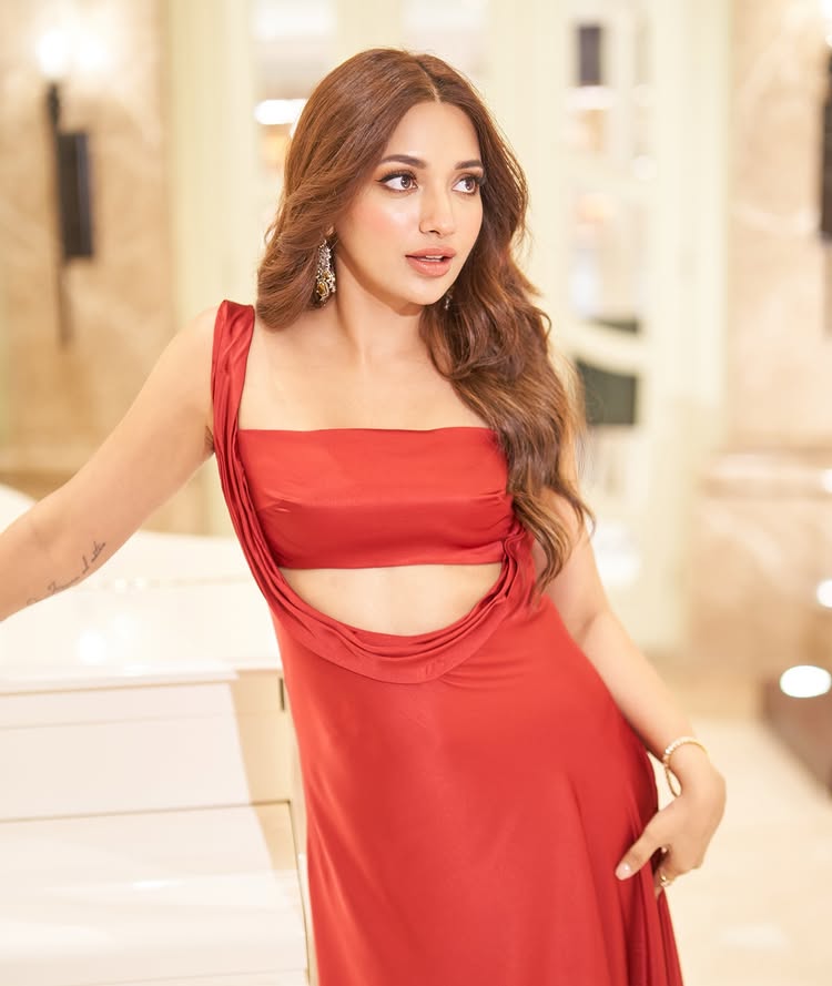 Jiya Shankar’s Sizzling Red Outfit Turns Heads 941555