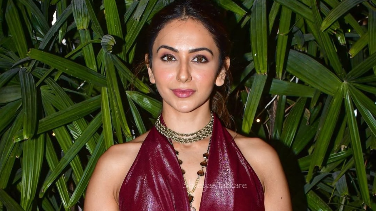 Rakul Preet Wows in a Bold and Flowing Maroon Gown 938925