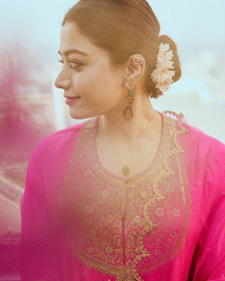 Rashmika Mandanna Adds a Maharashtrian Touch to Her Ethnic Glam 940611