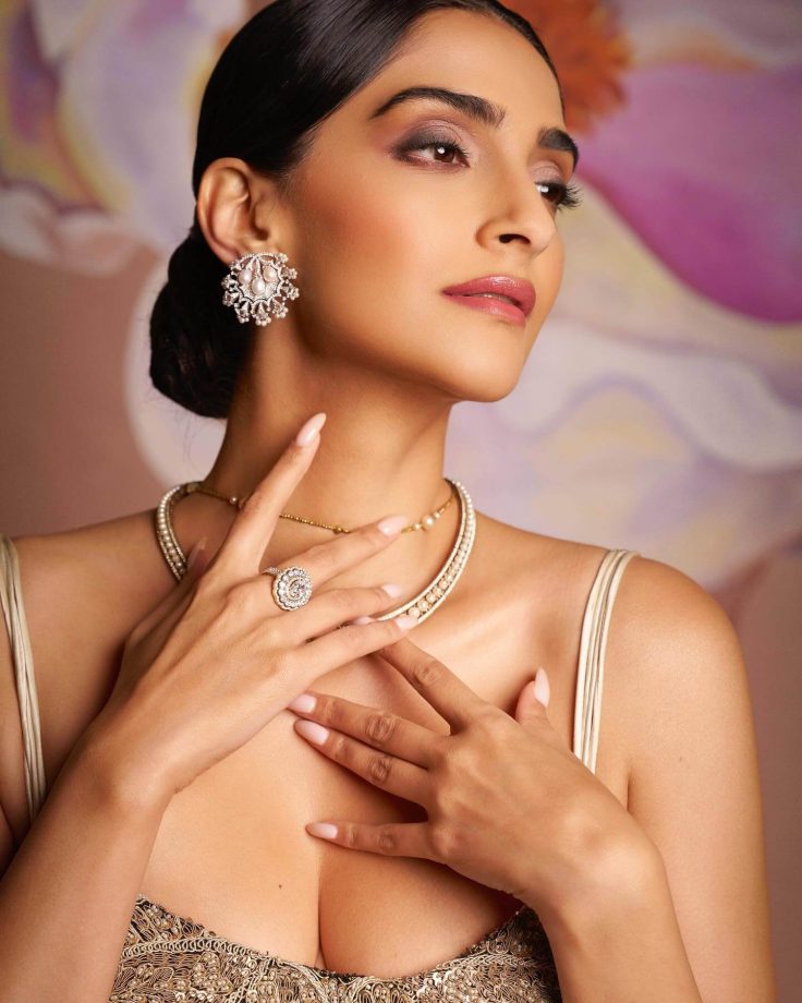 Sonam Kapoor In Gown Vs Manushi Chhillar In Saree: Who Is Stealing The Spotlight In White Attire? 939339