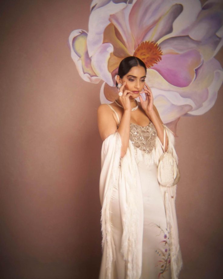 Sonam Kapoor In Gown Vs Manushi Chhillar In Saree: Who Is Stealing The Spotlight In White Attire? 939345